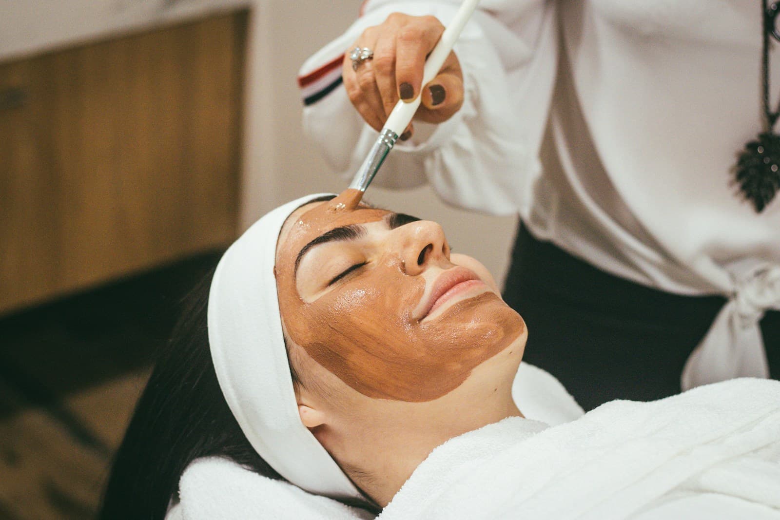Paciente recibiendo un tratamiento facial en la demo AURA Clínica Estética
